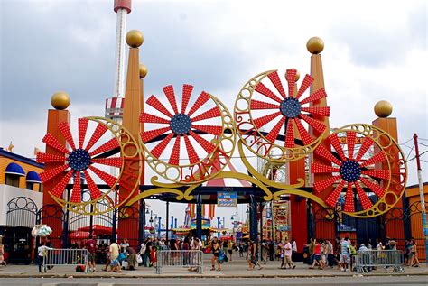 Coney island luna park - 106 - 132 CM. Green Riders can ride alone on many rides, but will require an accompanying adult for others. 21 Rides available. Free access to Coney Island. Some rides will need to be accompanied by a paying adult (18+) 
